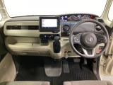 車内は光触媒抗菌消臭施工済です。インパネ周りはスタイリッシュなデザインで機能や装備も充実しています。グローブボックスやカップホルダーのほかにトレーなどたくさんの収納スペースが付いています。