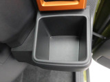 【カップホルダー】エアコン吹き出し口下部に設置されていますので使いやすさバッチリ!運転席から手の届くちょうどの位置です!
