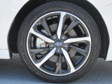 純正18インチアルミホイール。 タイヤサイズは225/45R18