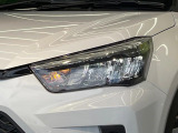 【LEDヘッドライト】悪天候や夜間走行時も良好な視界を確保し安心して運転できる高輝度LEDヘッドライトを装備!点灯速度が早く、消費電力も抑えられています。