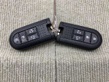 手荷物が多いときでも、スマートキーをバッグやポケットに携帯していれば、キーを取り出すことなくドアの解錠・施錠ができます