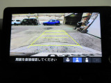 バックカメラの画像です。ガイドラインがスムースな車庫入れをサポートいたします。車庫入れの安心感がアップしますね。