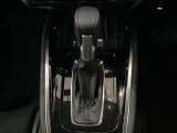 「e:HEV」は、モーター走行を中心にしながら電気エネルギーやエンジン動力を最も効率よく使い分けることができる賢いハイブリッドシステムです。サイドブレーキはスイッチ操作の電子制御パーキングブレーキです