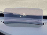 運転視界の遠方上方に虚像を投影することで前を見ながら情報の視認ができます。本当にドライバーが必要な情報を適切に伝え、楽しんで頂くことを考えた新世代装備です。