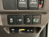 衝突の危険がある時に警告してくれる衝突軽減ブレーキ。車線を外れそうな時に警告し、ステアリング制御してくれる路外逸脱制御機能搭載!