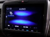 CD、DVD、Bluetooth、AM、FM、スマートフォン接続ができます。