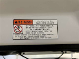 バックドアの底部にイージークローザーの注意書きステッカーが貼ってあります。