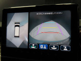 上空から俯瞰した映像で周囲の状況を確認出来る360&deg;ビューモニターです。これで狭い駐車場でも安心ですね。また、隠れたお子様やいつの間にか置かれたカートも確認出来ますね。