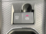 【オートブレーキホールド】信号待ちや渋滞で停車時にブレーキから足を離しても、停止状態を保持してくれます。前進するときはアクセルを踏めば自動で解除されるので安心♪街乗り運転が楽になります♪