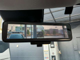 スマートルームミラーは、車両後方に設置されたカメラの映像を、ルームミラーに映し出すことで、死角をなくし、安全性を向上させることができます。また、夜間や雨天時でも、クリアな映像を映し出すことができます。