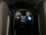 電子制御パーキングブレーキがあります。スイッチひとつで、停車した地点の傾斜などをシステムが検知・判断してブレーキ力を自動的に最適制御し、しっかり停車できるパーキングシステムです。