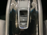 セレクトレバーの下に電子制御パーキングブレーキがあります。スイッチひとつで、停車した地点の傾斜などをシステムが検知・判断してブレーキ力を自動的に最適制御し、しっかり停車できるパーキングシステムです。