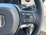 【クルーズコントロール】アクセル操作なしで一定速度を保つ機能。先行車との距離を自動調整する追従型が主流で、高速走行時の疲労を劇的に軽減します。長距離移動が多いお客様への商談では必須の快適装備です。