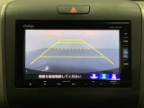 バックでの車庫入れも安心です! リアカメラが付いているバックモニター付のナビを装備しております。操作線もついており距離感も画面から確認できます。