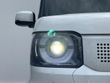 【LEDヘッドライト】悪天候や夜間走行時も良好な視界を確保し安心して運転できる高輝度LEDヘッドライトを装備!点灯速度が早く、消費電力も抑えられています。