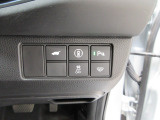 パーキングセンサーや横滑りを防ぐVSA等のスイッチ類は運転席の右側、手の届きやすい位置にあります。