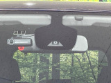 【エマージェンシーブレーキ】走行中に前方の車両等を認識し、衝突しそうな時は警報とブレーキで衝突回避と被害軽減をアシスト。より安全にドライブをお楽しみいただけます。