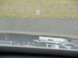 運転視界の遠方上方に虚像を投影することで前を見ながら情報の視認ができます。本当にドライバーが必要な情報を適切に伝え、楽しんで頂くことを考えた新世代装備です。※虚像は2.6m前方に浮かぶイメージです。