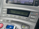 【オートエアコン】一度お好みの温度に設定すれば、車内の温度を検知し風量や温度を自動で調整。暑い&hellip;寒い&hellip;と何度もスイッチ操作をする必要はありません。快適な車内空間には必須の機能ですね♪
