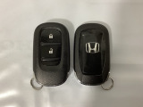 スマートキーを装備しています。鍵を差し込むことなくドアロックの開け閉めと、スタートボタン操作でのエンジンスタートができます。スペアキーも同じものを用意しております。