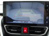 後退時に車両の後ろ側をモニター画面に表示します。車庫入れなどでバックする際に後方確認ができて便利です。車庫入れが苦手な人もこれで安心。