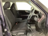 女性でも運転がしやすいように、シートの高さ調整機能(シートリフター)がついています。運転席と助手席の間が空いている為、助手席側への移動がスムーズです。交通量の多い道でも助手席側から乗り降りができます。