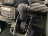 CVT車のセレクトレバーです。低速から高速まで、変速ショックのないスムーズな走りを実現するとともに、エンジン効率のよい領域を維持することで燃費にも貢献します。