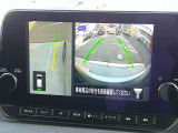 【アラウンドビューモニター】空から見下ろすような視点で、スムースな駐車と安全確認をサポートします。