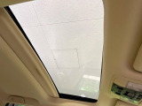 【サンルーフ】開放感たっぷりの希少装備、サンルーフが装着されています!車内に明かりを取り入れたり景色を楽しむ以外にも、車内の空気も簡単に換気できて快適です!