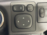 【電動格納ミラー】運転席のスイッチで、ドアミラーの開閉や角度の調整ができます。