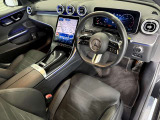メルセデスのシートは、少し硬めに出来ておりますので、長時間の運転でも疲れにくく、安全にドライビングをお楽しみ頂けます