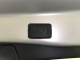 【ハンズフリーパワーバックドア】スマートキーを携帯していれば、リヤバンパーの下に足を出し入れするだけでバックドアが自動開閉。両手が荷物でふさがっている時などに便利です。