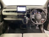 車内は光触媒抗菌消臭施工済です。スタイリッシュなデザインで暖かみのあるインパネ周りを演出します。グローブボックスやカップホルダーのほかにトレーなどたくさんの収納スペースが装備されています。