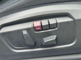 運転席メモリー付きフロント電動シート装備。