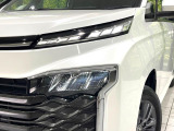 【LEDヘッドライト】悪天候や夜間走行時も良好な視界を確保し安心して運転できる高輝度LEDヘッドライトを装備!点灯速度が早く、消費電力も抑えられています。