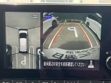 空から見ているような視点で周囲が確認できるアラウンドビューモニター、クルマの真上から見ているかのような映像によって、周辺の見えにくい障害物でも気付くことができます。