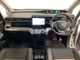 車内は光触媒抗菌消臭施工済です。スタイリッシュなデザインでスポーティなインパネ周りを演出します。グローブボックスやカップホルダーのほかにトレーなどたくさんの収納スペースが付いています。