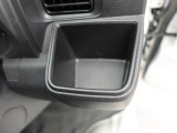 【カップホルダー】エアコン吹き出し口下部に設置されていますので使いやすさバッチリ!運転席から手の届くちょうどの位置です!