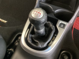6速マニュアルトランスミッションが、シフトチェンジが小気味よく決まるダイレクトな操作感を実現します。