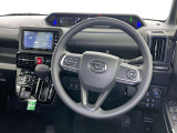 運転席まわりです。 各操作スイッチは使いやすい位置に配置されてます。