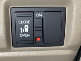 左側電動スライドドアは運転席からでも操作ができるように、ハンドル付近に開閉の操作スイッチが付いています。