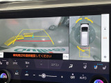 【パノラミックビューモニター】クルマを真上から見下ろした視点で駐車をサポートします!クルマの斜め後ろや真横など、いち早く障害物に気が付くことができます。
