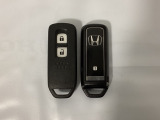スマートキーを装備しています。鍵を差し込むことなくドアロックの開け閉めと、スタートボタン操作でのエンジンスタートができます。スペアキーも同じものを用意しております。