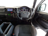 ウッド調と革巻きステアリングで快適な操作性の運転席です。