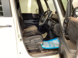【ベンチシート】運転席と助手席の移動もスムーズ!狭い駐車場での乗り降りや、お子様の乗り降りにも便利です。座席の間にコンソールボックスやドリンクホルダーがないため、車内空間が広く感じます。