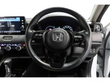 運転中もハンドルでの操作が可能です。特に高速道路等の目が離せない運転時には、便利さだけでなく、安全性も兼ね備えております。