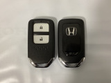 スマートキーを装備しています。鍵を差し込むことなくドアロックの開け閉めと、スタートボタン操作でのエンジンスタートができます。スペアキーも同じものを用意しております。