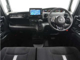 視界広々で運転しやすくロングドライブでも疲れを感じさせないすっきりとまとまったインパネ周りです。