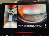 【マルチアラウンドモニター】まるでクルマを真上から見下ろしたかのような視点で駐車をサポートします!クルマの斜め後ろや真横など、前後左右の4つのカメラの映像が合成されて、モニターに映し出されます。