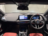 BMWの運転席はドライバーオリエンテッドという構造を採用。ドライバー目線の操作がしやすい設計になっており、ドライブ中にも目線の移動が少なく運転中にも簡単に操作ができます。
